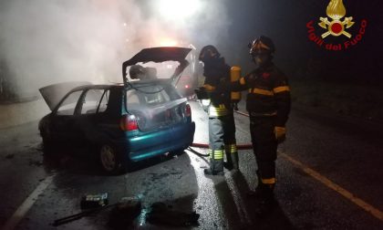 Auto In Fiamme A Cividate Arrivano I Vigili Del Fuoco FOTO Prima