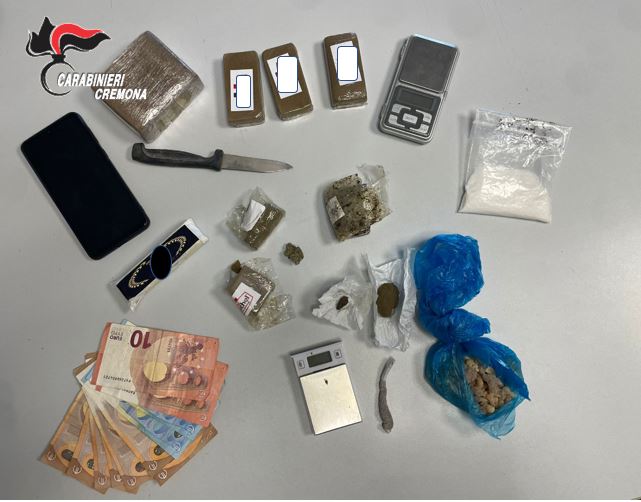 Arrestato Pusher 21enne Trovato Con Mezzo Chilo Di Droga Tra Hashish E