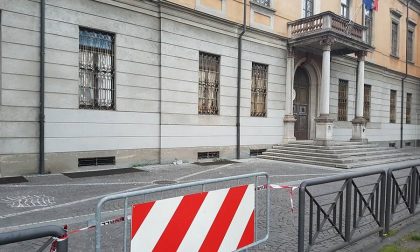 De Amicis: Crolla una parte di cornicione, chiuso il piazzale d'ingresso - TreviglioTV