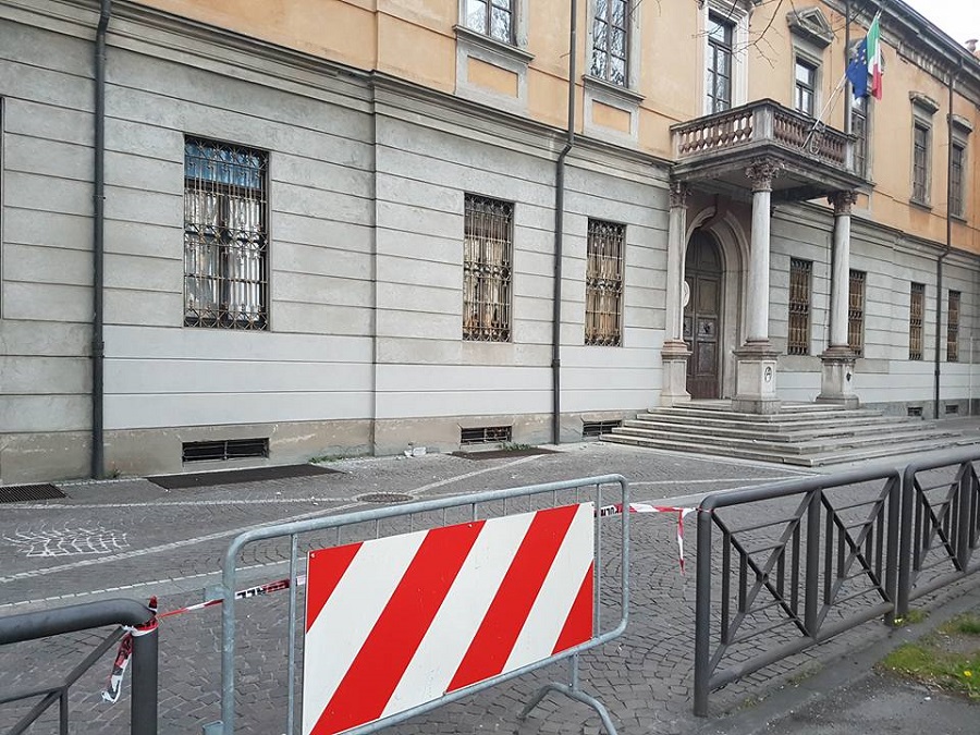 De Amicis: Crolla una parte di cornicione, chiuso il piazzale d’ingresso – TreviglioTV