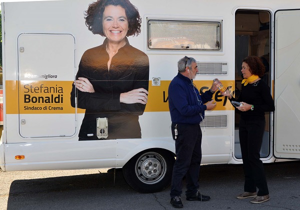 Crema: Stefania Bonaldi in tour col camper nei quartieri della città – TreviglioTv
