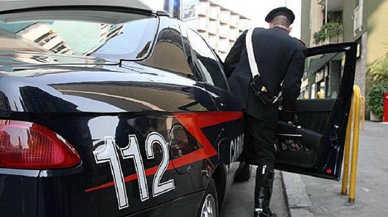 Carabinieri aggrediti alla stazione durante un controllo