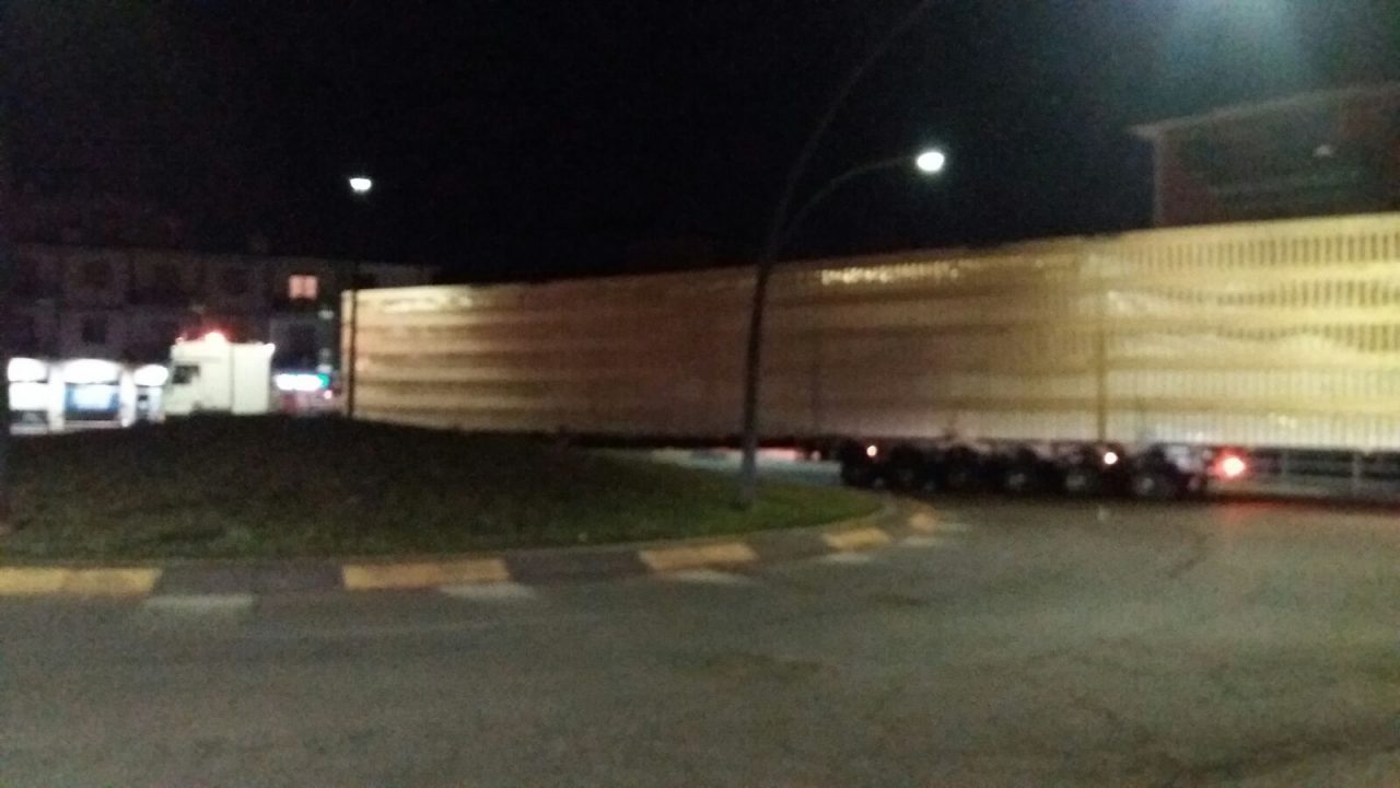 +FOTO+ Trasporto eccezionale sbaglia la curva e blocca la circonvallazione -TreviglioTV