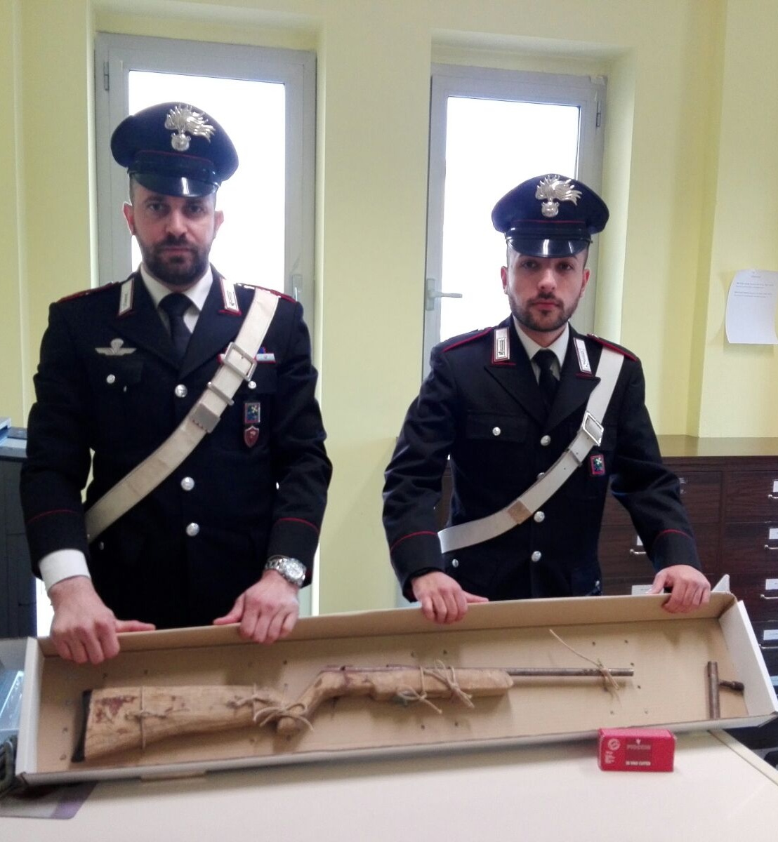 Fabbrica in casa una carabina funzionante, con un tubo e un pezzo di legno. Denunciato – TreviglioTV