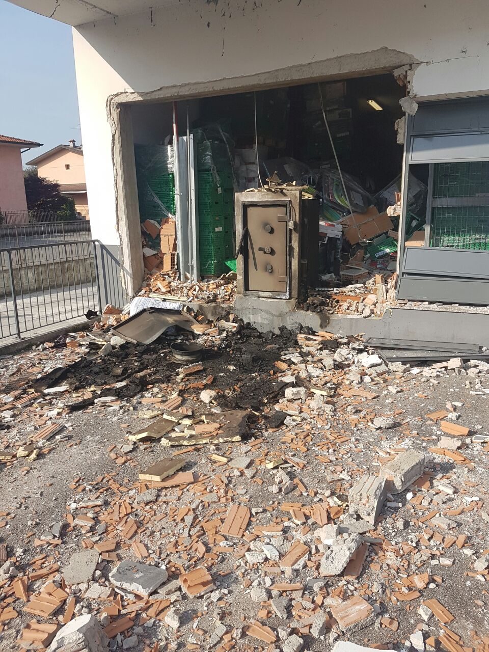 +FOTO+ Fanno saltare la cassa continua con l’acetilene – TreviglioTv