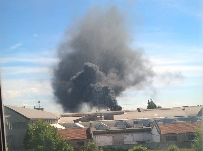 +FOTO+ Brucia la ex villa Pagliarini, colonna di fumo su Romano – TreviglioTv