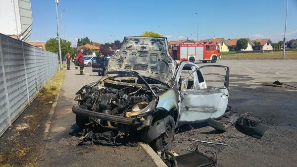 Casirate: auto in fiamme al Centro sportivo, ferito il conducente – TreviglioTv