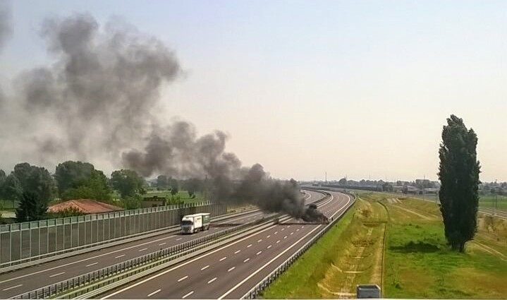 +FOTO+ Veicolo in fiamme, paura su Brebemi – TreviglioTv