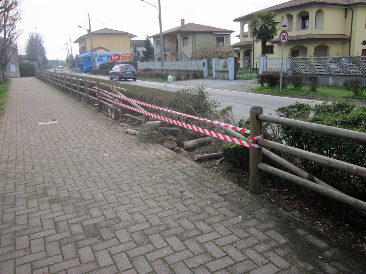Arzago – Perde il controllo e abbatte siepe e staccionata, 280 euro di multa – Treviglio Tv