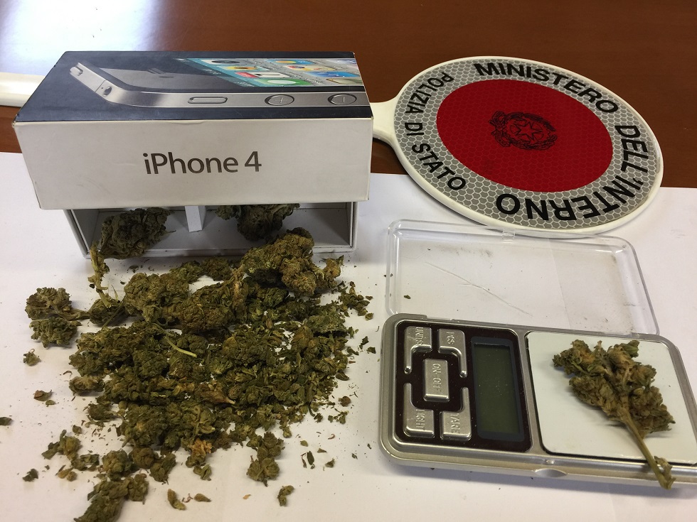 La scatola dell’iPhone era piena di marijuana: denunciati due ragazzi di Treviglio – TreviglioTV