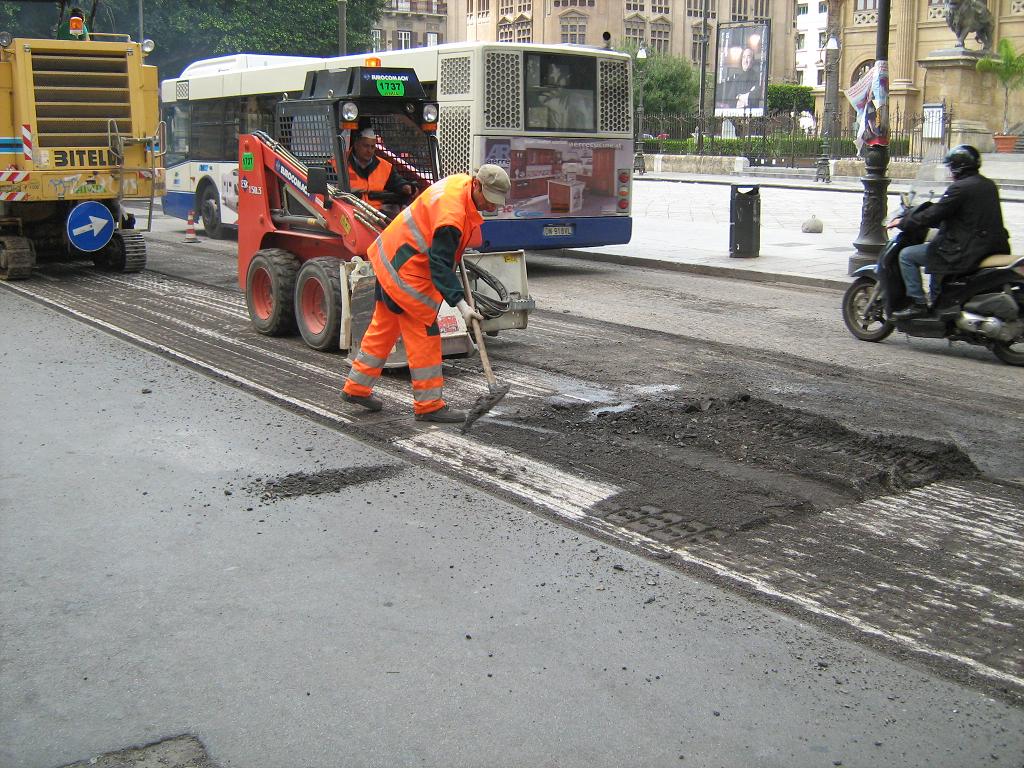 In arrivo 30 milioni per manutenzione scuole e strade in Lombardia
