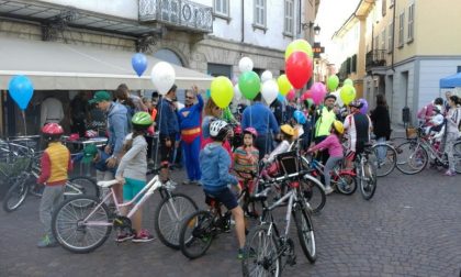 Treviglio, baciata dal sole la pedalata "Bimbimbici 2017" - TreviglioTv