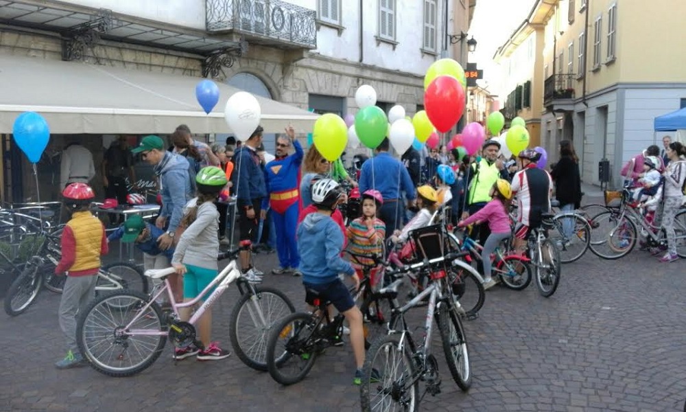 Treviglio, baciata dal sole la pedalata “Bimbimbici 2017” – TreviglioTv