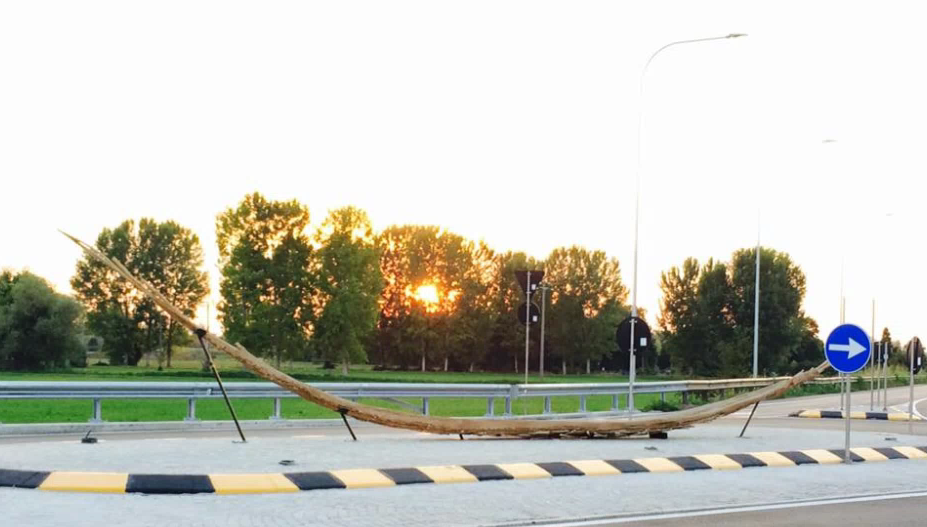 Spino d’Adda, la piroga sulla rotonda si sta sgretolando – TreviglioTv
