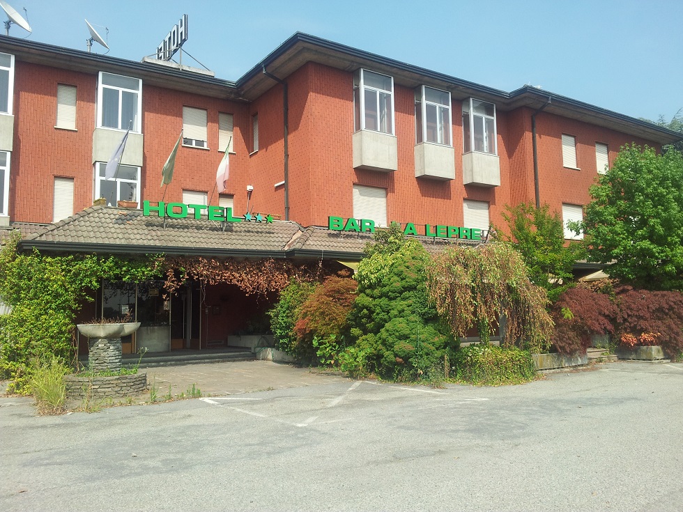 Degrado (e controlli a tappeto) all’ex hotel “La Lepre” – TreviglioTv