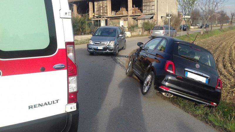 Brignano: La strada è troppo stretta, due veicoli si scontrano.Ferito un 45enne