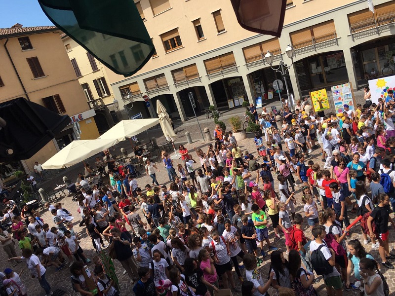 I bambini invadono il centro: in 700 per “Regoliamo la città” – TreviglioTv