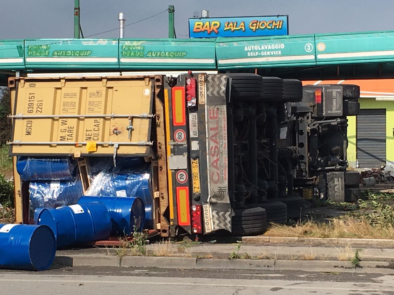 +FOTO+ Perde il controllo del Tir e si ribalta nell’autolavaggio – TreviglioTv