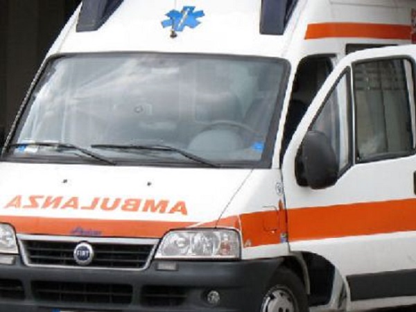 Neonato cade a terra, in ospedale