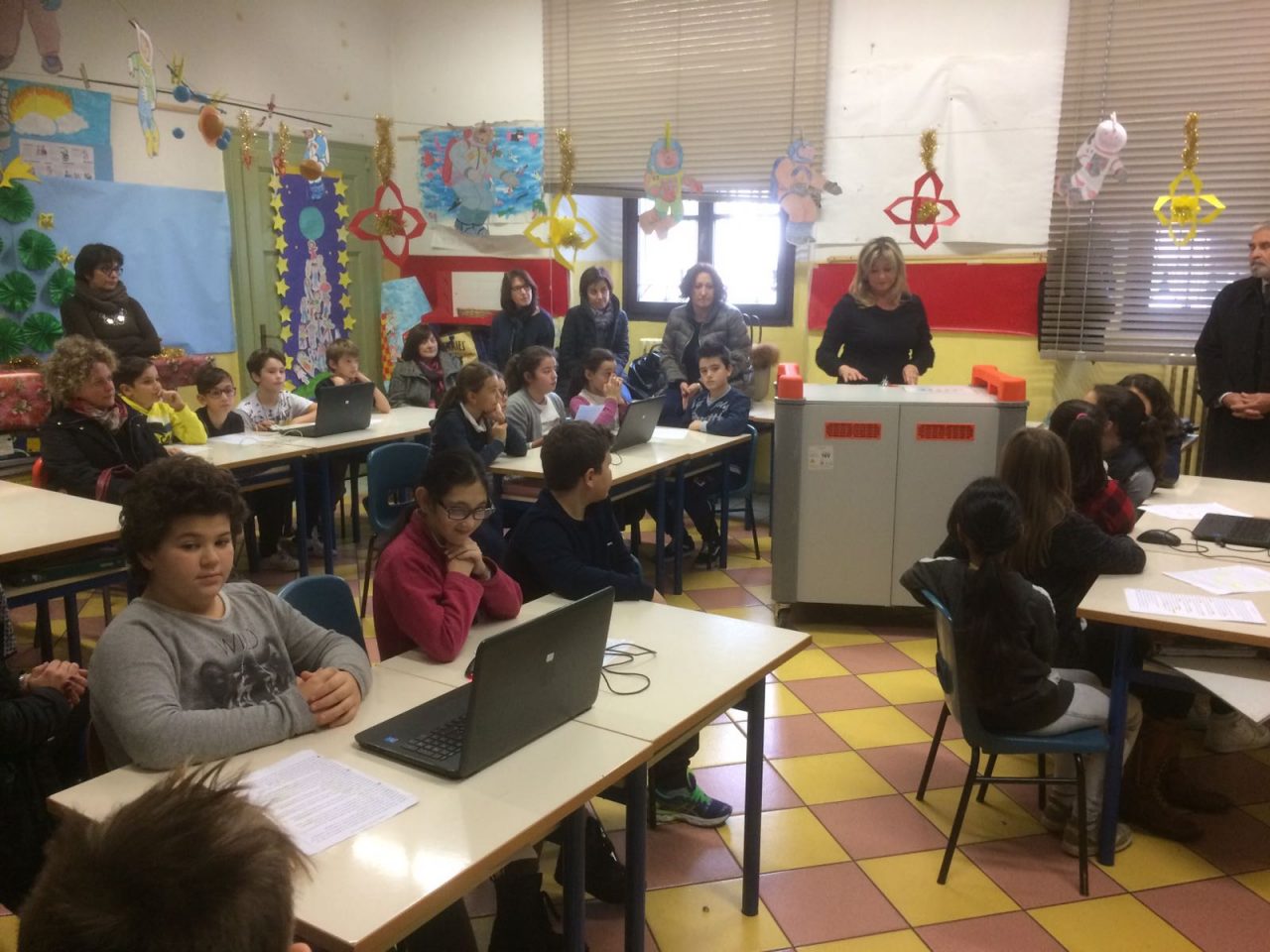 Treviglio: La famiglia Cappellini dona 12 computer alle scuole De Amicis