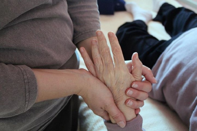 Permessi “104” in continua crescita e il lavoro di cura resta in capo alle donne