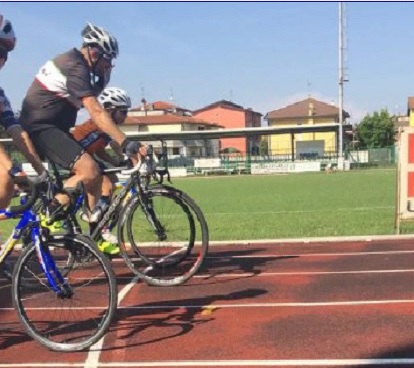 I ciclisti invadono la pista di atletica, scoppia il caso al campo comunale – TreviglioTv