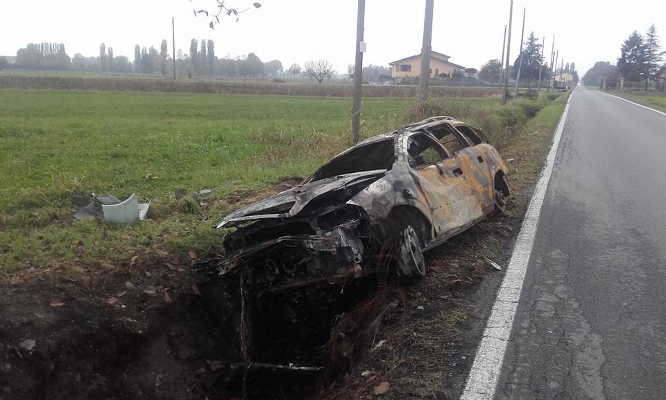 Casirate : Si ribalta nel fosso e l’auto esplode, conducente vagava in stato confusionale