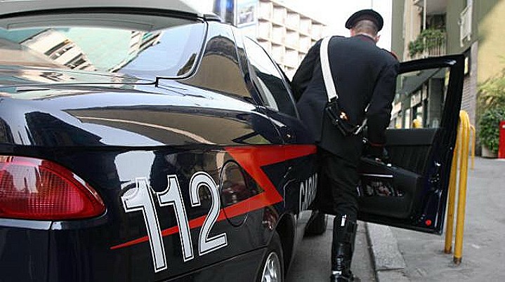 Titolare di minimarket sventa una rapina