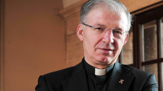 Don Mauro Inzoli spogliato dalle vesti sacerdotali