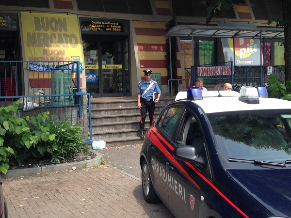 Rubano al supermercato e picchiano un vigilante, tre arresti