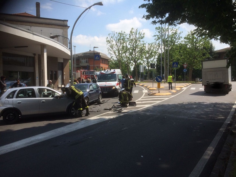 Auto contro furgone in viale Buonarroti, ferito un 62enne – TreviglioTv