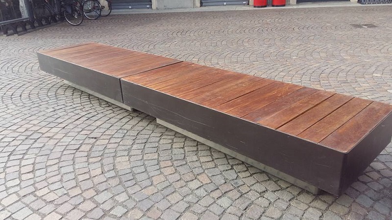 Decoro urbano: A Treviglio nuove panchine in piazza Manara