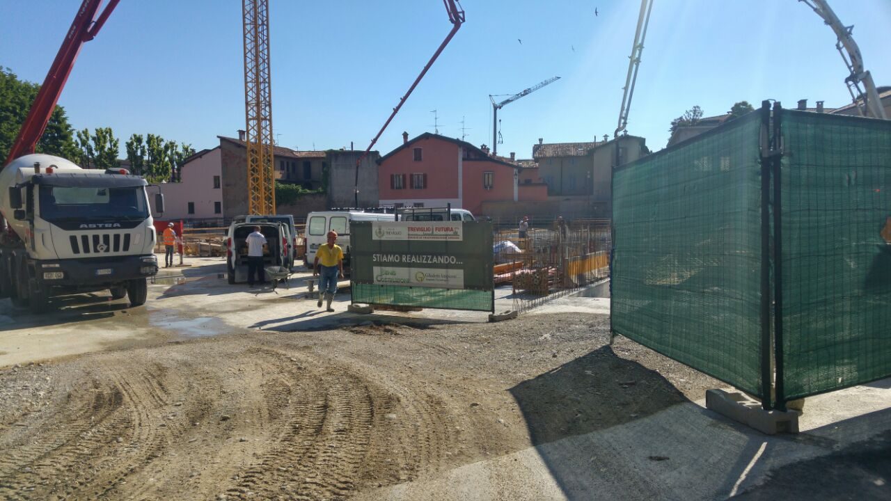 Piazza Setti, stamattina un’altra maxi “gettata”: si arriva al piano stradale – TreviglioTv
