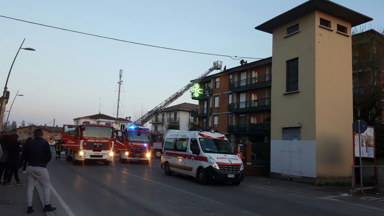 Fiamme a Romano: brucia il tetto di un condominio, apprensione per un anziano – TreviglioTV
