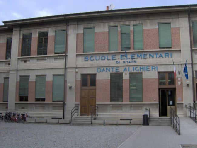 Fratelli d’Italia sulla ristrutturazione della scuola: “Non diventi una piramide nel deserto”