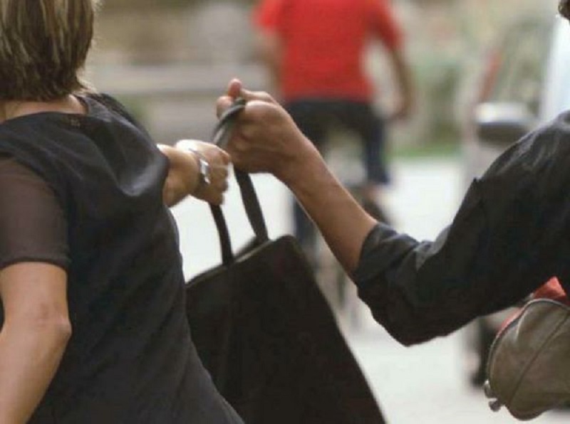 “Scusi, dov’è l’ospedale?”, e poi la scippano