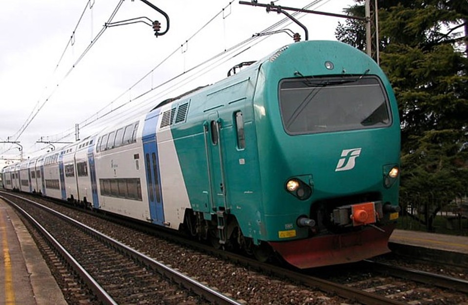 Sul treno senza biglietto, urla e sputi al controllore VIDEO