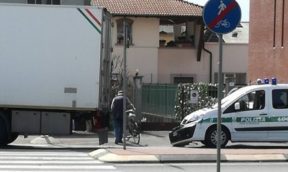 Treviglio: Tir scappa all’alt e si schianta... ma contro  l’auto dei vigili - TreviglioTV