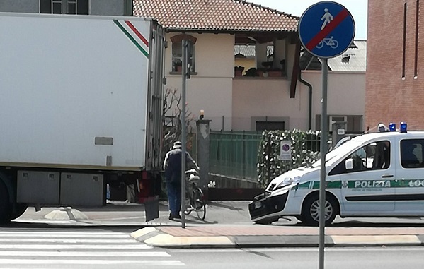 Treviglio: Tir scappa all’alt e si schianta… ma contro  l’auto dei vigili – TreviglioTV