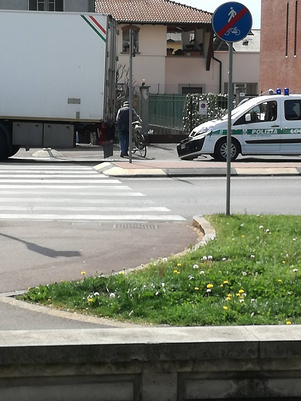 Treviglio: Tir scappa all’alt e si schianta… contro l’auto dei vigili – TreviglioTV