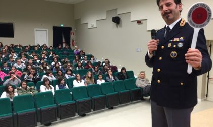 Treviglio: Il Commissariato di Polizia dà lezioni di legalità nelle scuole  - TreviglioTV