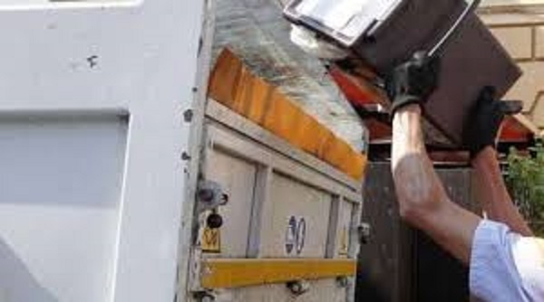 Rifiuti a Treviglio, il Comune controlla i sacchi: in due settimane 47 sanzioni