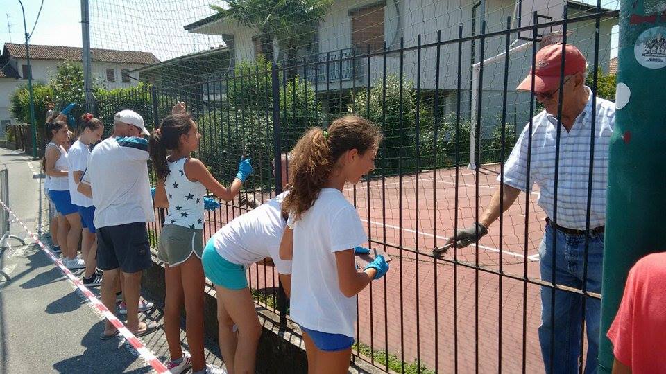 Vandali e volontari, le due facce della gioventù di Bariano