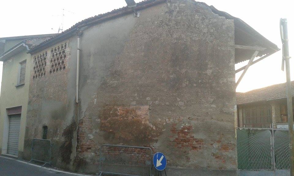 Tegole in strada, il privato non c’è e ci pensa il Comune