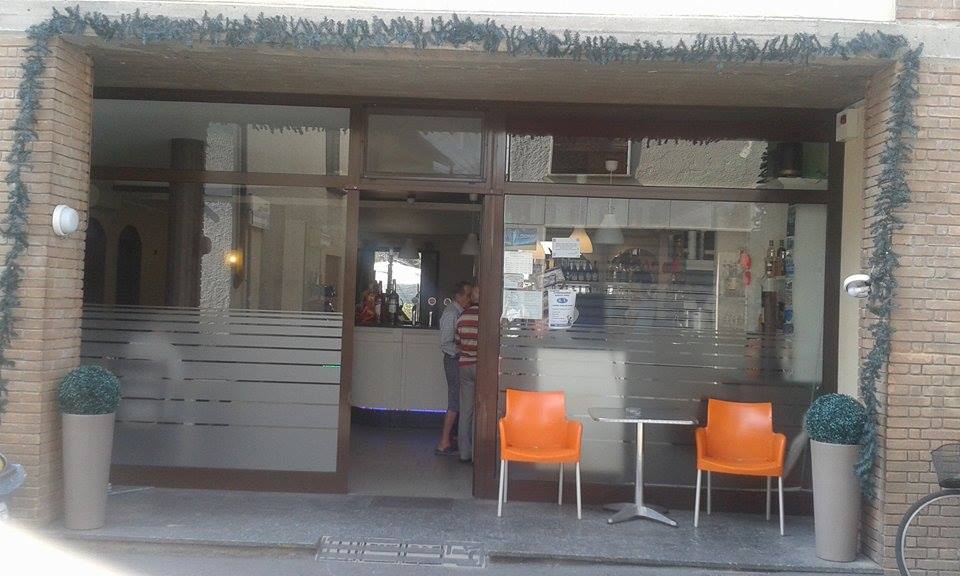 Scardinano l’inferriata e derubano il bar in pieno centro FOTO