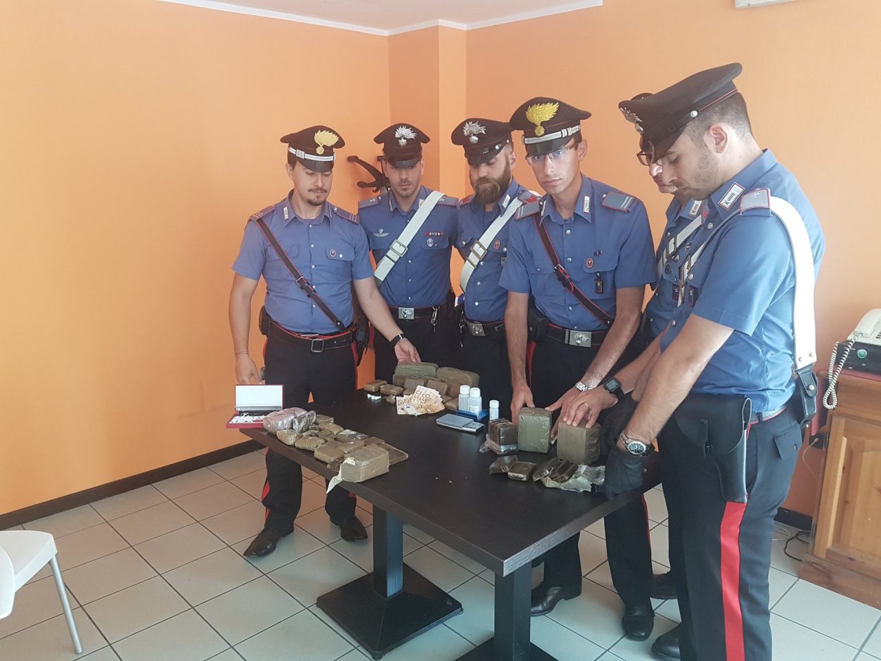 Sequestrati chili di droga a Zingonia, molti arresti