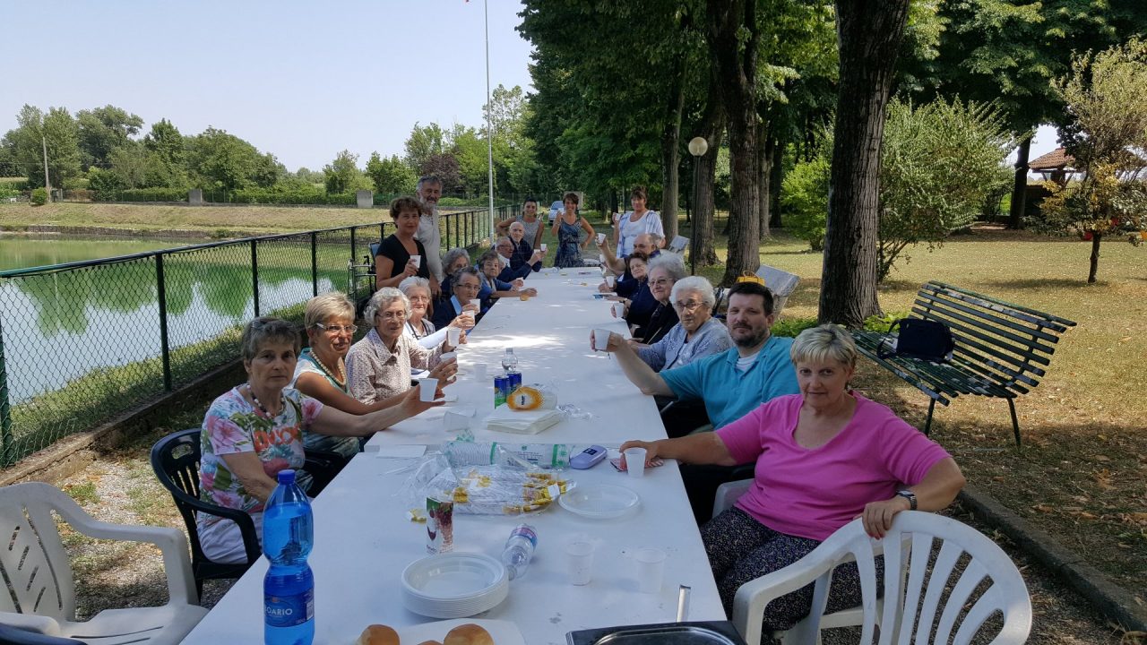 Gli ospiti delle Opere Pie al laghetto per il pranzo