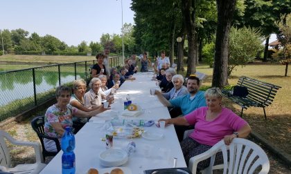 Gli ospiti delle Opere Pie al laghetto per il pranzo