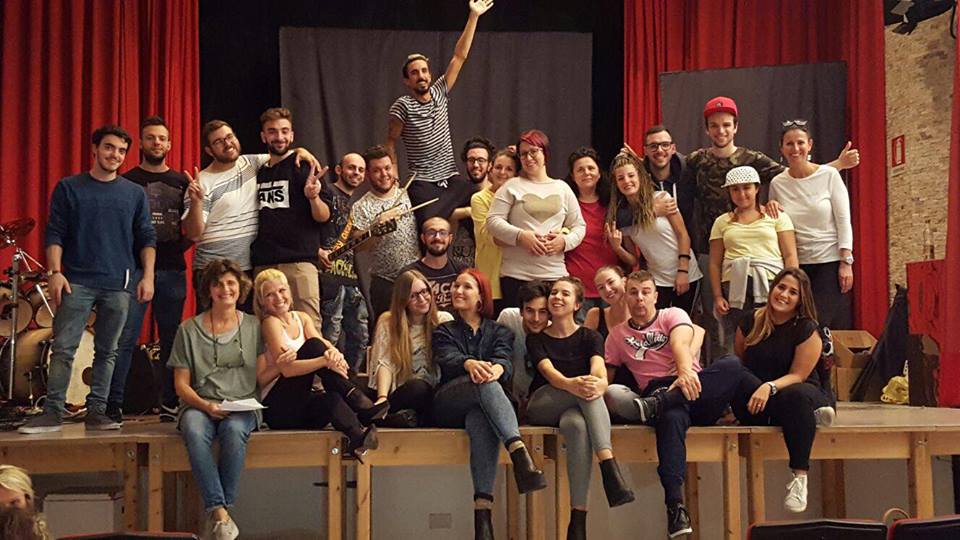 La storia tutta colorata della compagnia teatrale di Calcio