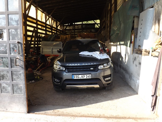 Auto di lusso rubate: tre arresti e maxi sequestro (nel fienile)
